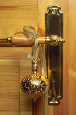 5 Quick Christmas Decorations - Ornaments on Door Handles